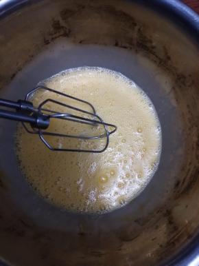 先加入部分糖开始打