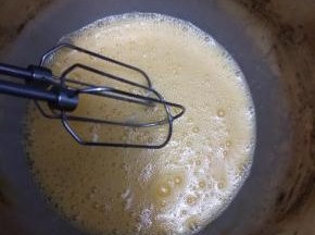 先加入部分糖开始打