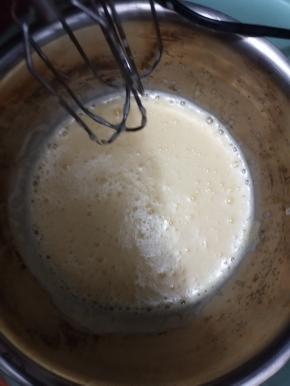 从大泡变成小泡时再加糖继续打发