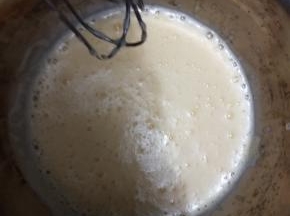 从大泡变成小泡时再加糖继续打发