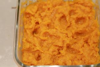 将南瓜切成薄片，放入蒸锅内蒸熟