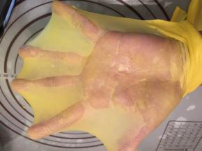 取出面团，能拉出薄而不易破的手套膜，即完全扩展阶段