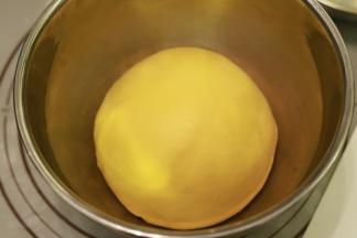 将面团整圆，放入盆内