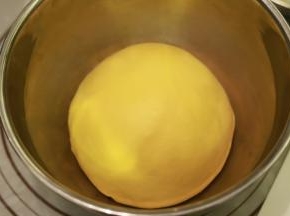 将面团整圆，放入盆内