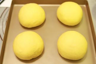 将面团平均分成4份，室温26度，静置20分钟