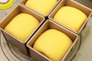 面团发至模具的八分满