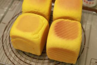 出炉马上倒扣出来，放至手温后密封保存