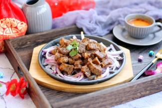 喜欢黑胡椒味道的话可以多撒一些黑胡椒碎。