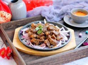 喜欢黑胡椒味道的话可以多撒一些黑胡椒碎。