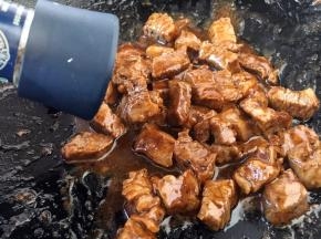 翻炒均匀，撒入黑胡椒碎关火。