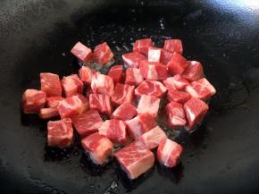 放入牛肉粒。