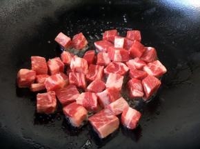 放入牛肉粒。