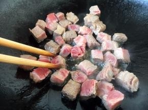 将牛肉粒煎至颜色变白。