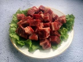 把牛肉切成2厘米见方的牛肉粒。
