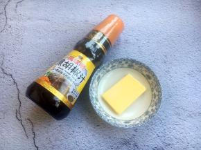 准备好黑胡椒汁和黄油。