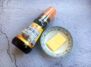 准备好黑胡椒汁和黄油。