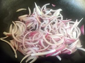 将洋葱丝用橄榄油煸炒一下，千万别炒时间长了，断生即可，盛出备用。