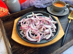 铁板提前烤热，放入炒好了的洋葱丝。