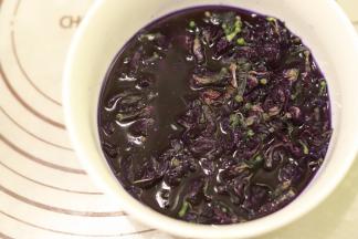 将开水冲入放碟豆花的碗中，拌一下放凉备用