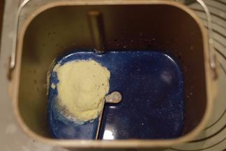 取158克的碟豆花水倒入面包机桶内，再放入牛奶、糖、奶粉、鸡蛋、炼乳