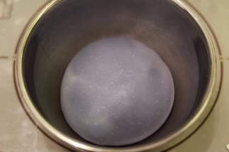 将面条整圆，放入盆内，盖上保鲜膜，室温26度进行一发