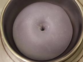 手粘少许面粉，插入面团，不塌陷不回缩即发酵完成