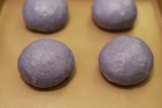 轻按面团排气，平均分成八份，室温26度左右醒发20分钟