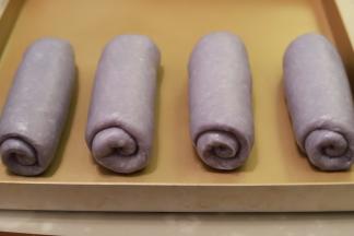 依次卷好面团，室温醒发20分钟