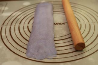 再次擀成牛舌状，从上往下卷