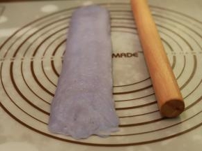 再次擀成牛舌状，从上往下卷