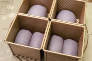 将卷好的两个面团摆放好入水立方吐司模内