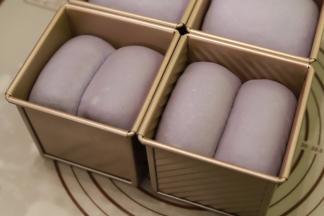 发至模具的八分，盖上吐司盖