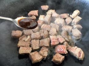 放入1勺的黑胡椒酱汁和少许的盐。