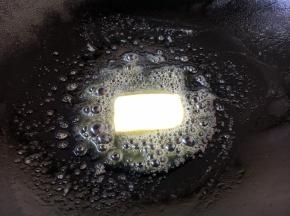 锅热后放入黄油。