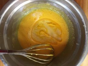 加入玉米油搅拌均匀至无油点