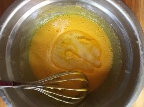 加入玉米油搅拌均匀至无油点