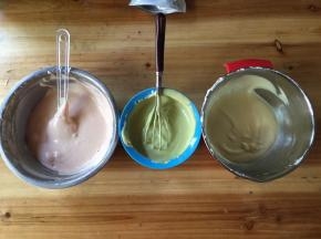 分成3份分别加入3种不同的蛋黄糊中翻拌均匀，再分别装入裱花袋中