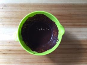 发酵面团时可先将适量可可粉倒入碗中，加入适量清水搅拌均匀成糊状
