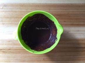 发酵面团时可先将适量可可粉倒入碗中，加入适量清水搅拌均匀成糊状
