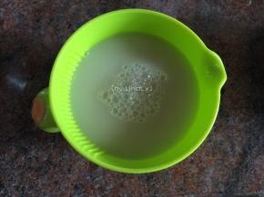 将酵母倒入温水中搅拌均匀后静置几分钟
