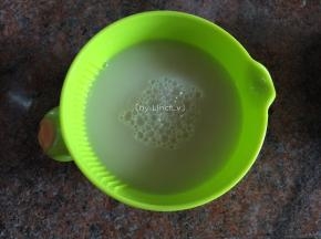 将酵母倒入温水中搅拌均匀后静置几分钟
