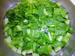 锅内烧开水放入白菜段烫半分钟捞出