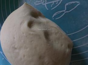 将面团进行排气，排完气的面团切开为无气孔即可
