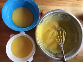 将蛋黄糊分成3份