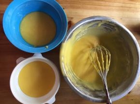 将蛋黄糊分成3份