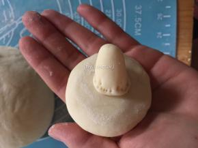 将蒂根部分沾少许水粘至蘑菇头上，也可用牙签轻戳固定
