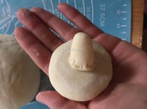 将蒂根部分沾少许水粘至蘑菇头上，也可用牙签轻戳固定
