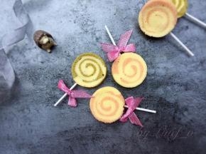 烘烤完成后放凉取出脱去杯体，再插入小棒子即可成为好看又好吃的棒棒糖戚风蛋糕。