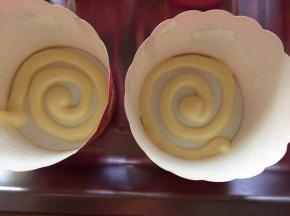 用原味面糊先挤入蛋糕杯中，用画年轮绕圈圈的方法挤入