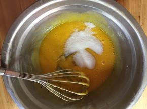 加入30g细砂糖搅拌均匀